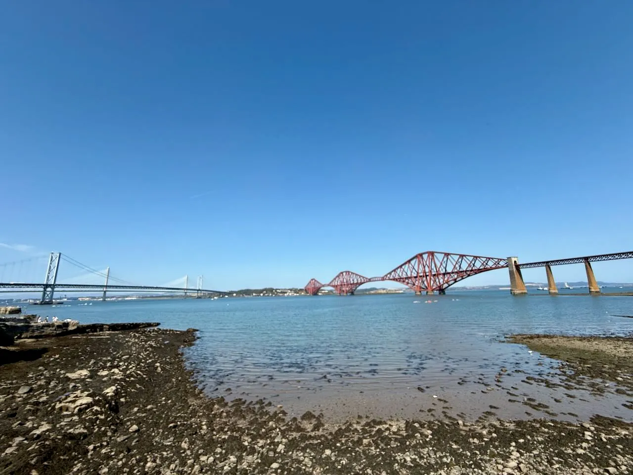 Pohled na North Queensferry bridge a Forth Road Bridge v Edinburghu za jasného modrého nebe.