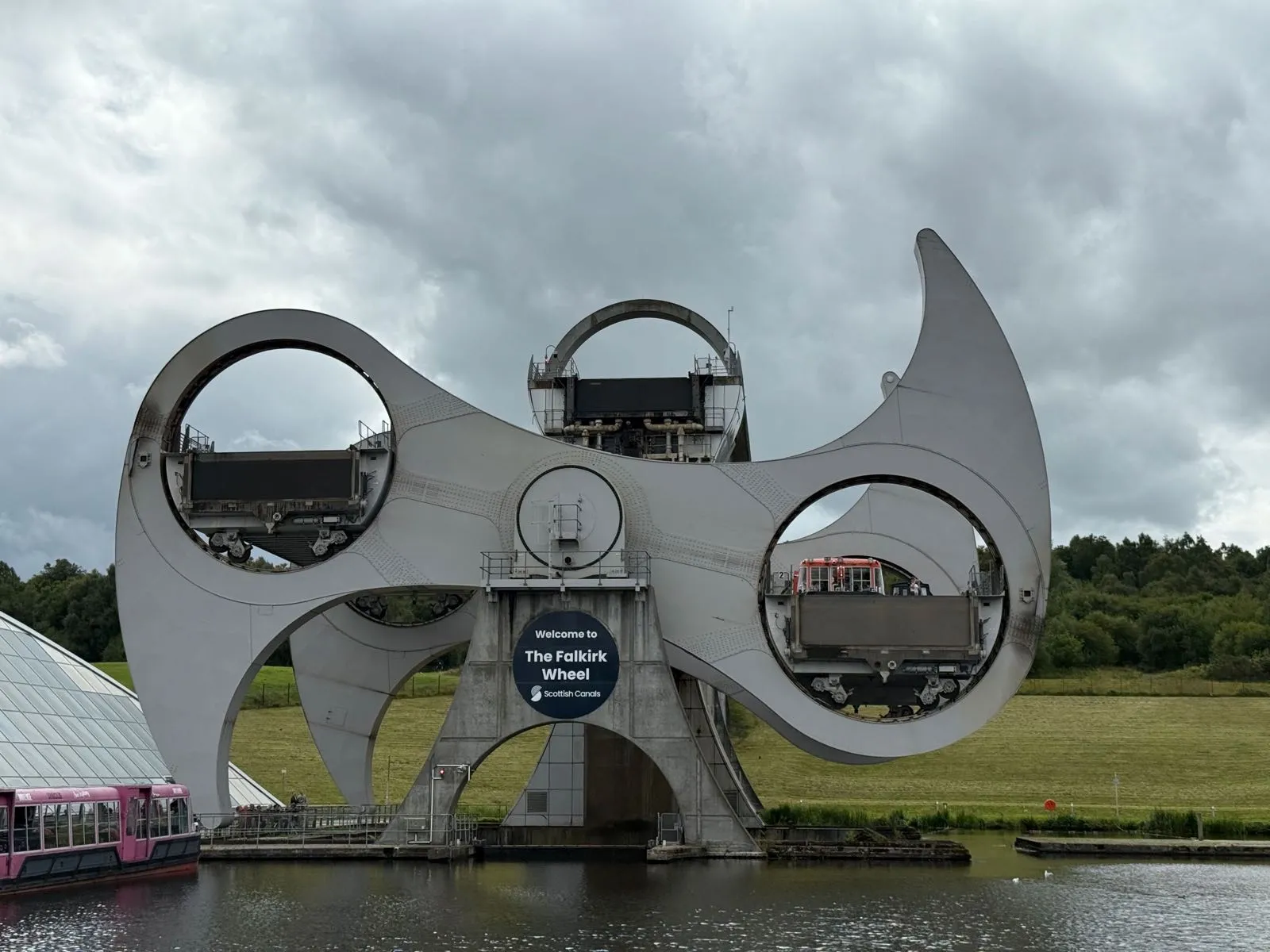 Pohled na Falkirk Wheel, unikátní zdymadlo na lodě ve Skotsku, s odvážným designem a majestátně usazeno v krajině.